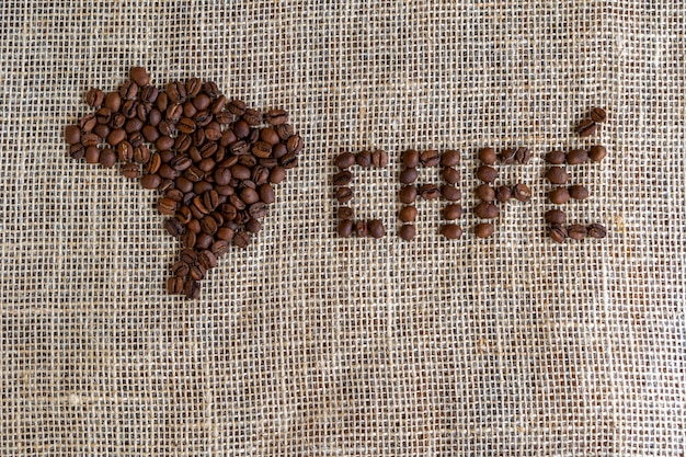 Grains de café formant la carte du Brésil et le mot café en portugais.