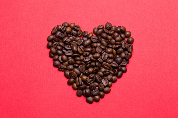 Grains de café en forme de coeur sur rouge