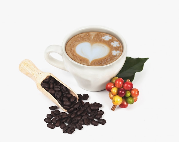 Grains de café frais et tasse de café chaud, concept food et drink.