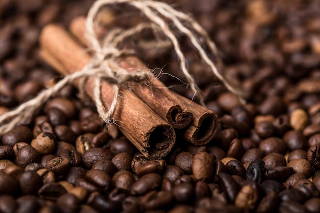 Grains de café frits grains de café sur un fond en bois