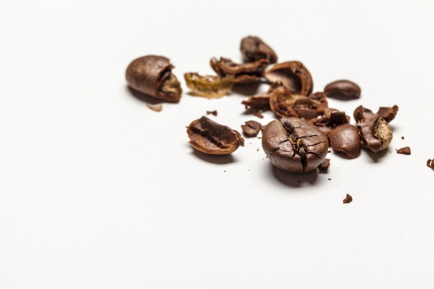 Grains de café. Isolé sur un blanc