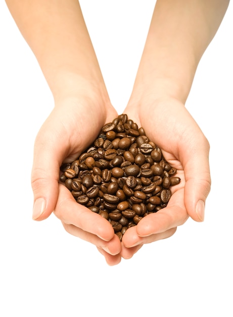 Grains de café isolés dans une main