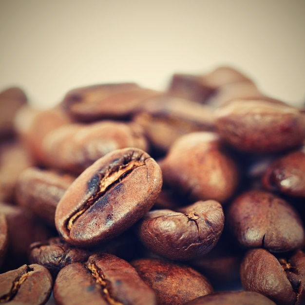 Les Grains De Café Isolés Sur Fond Blanc Net.