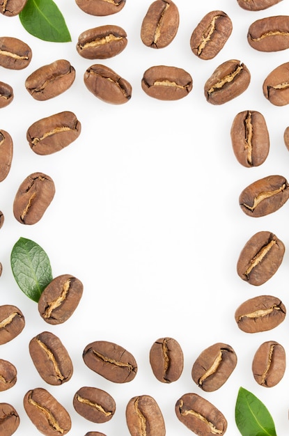 Grains de café isolés sur une surface blanche