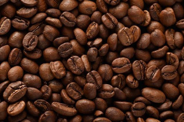 Grains de café isolés sur une surface noire