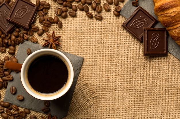 Grains de café avec des morceaux de chocolat