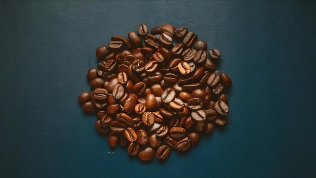 Des grains de café sur un mur bleu foncé