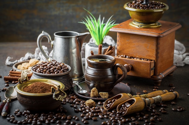 Grains de café noir sur une vieille surface