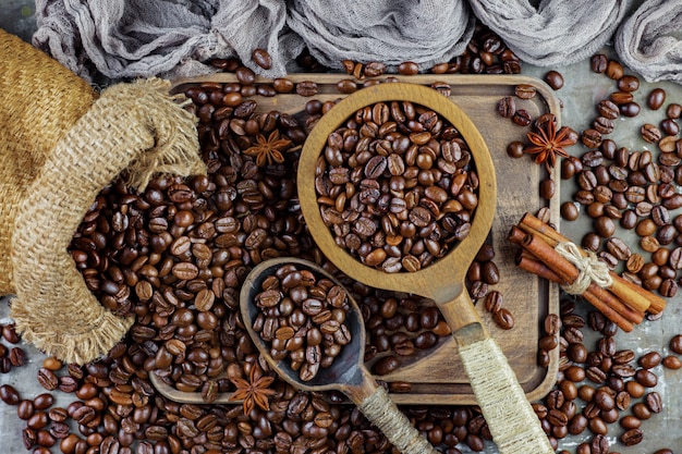 Grains de café noir sur un vieux fond