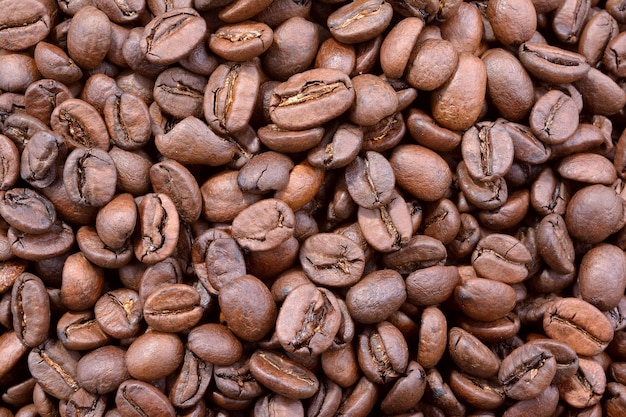 Grains de café sur paille tressée