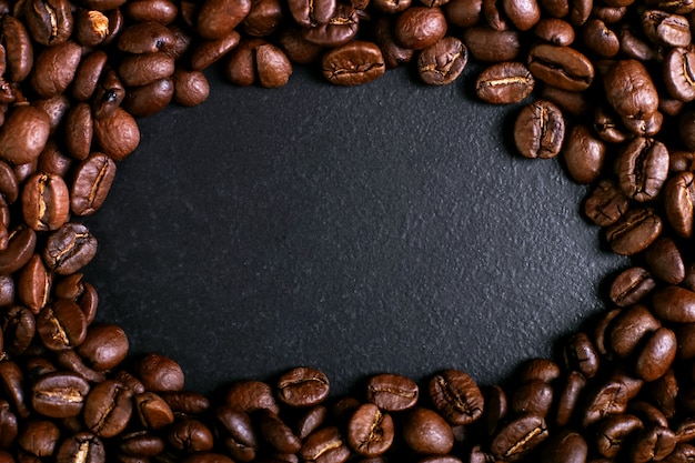 Grains de café parfumés sur fond de table rustique