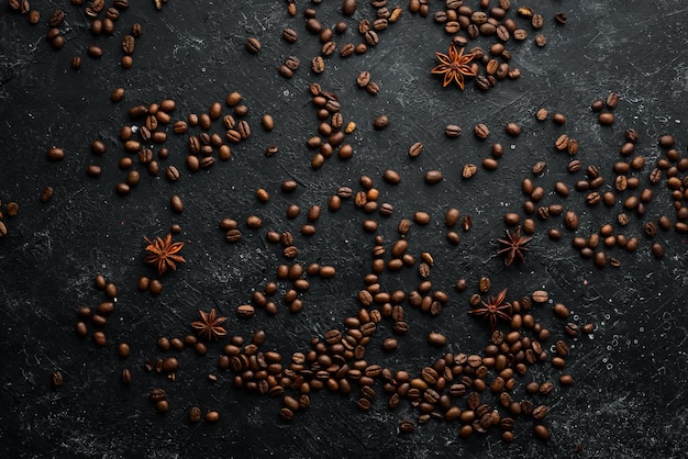 Grains de café parfumés torréfiés sur fond de pierre noire Vue de dessus Espace libre pour votre texte