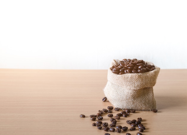 Grains de café placés sur des planches de bois