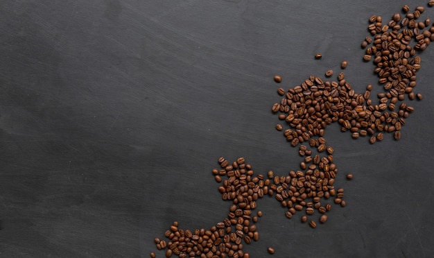 Grains de café sur plancher en bois noir