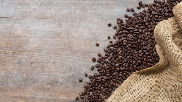 Grains de café sur plancher en bois