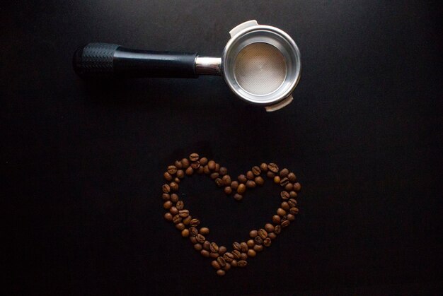 Grains de café et porte-filtre