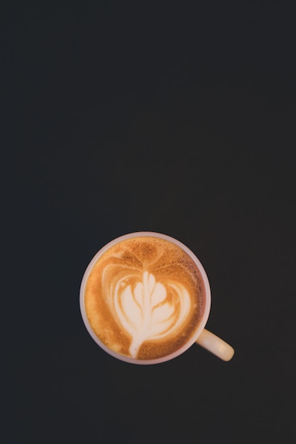 Grains de café et poudre moulue sur fond noir. Vue de dessus avec espace copie