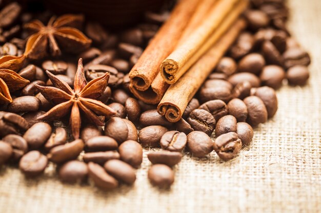 Grains de café renversés avec de la cannelle et de l'anis