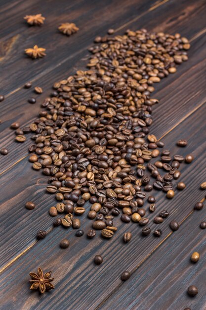 Grains de café renversés sur la table. Épice d'anis étoilé.