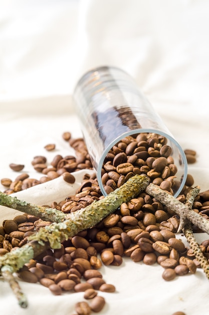 Des grains de café renversés sur la table.