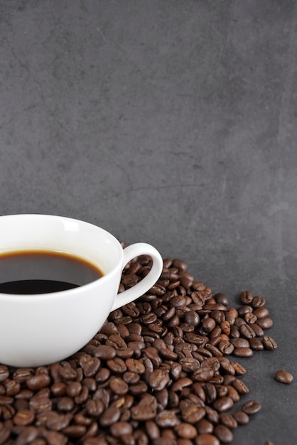 Grains de café rôtis et tasse à café