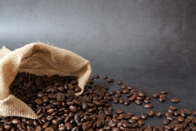 Grains de café rôtis et tasse à café