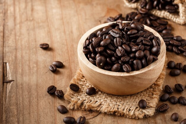 grains de café sur la table en bois