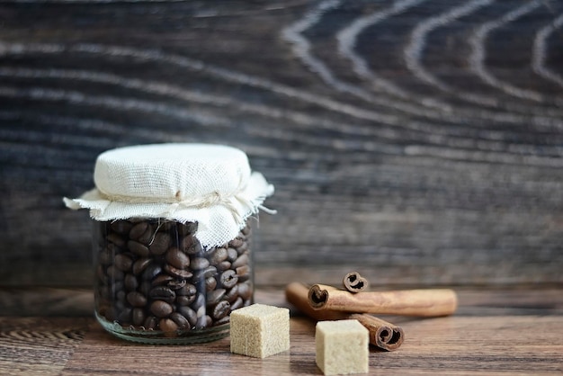 Grains de café sur une table en bois