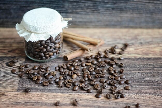 Grains de café sur une table en bois