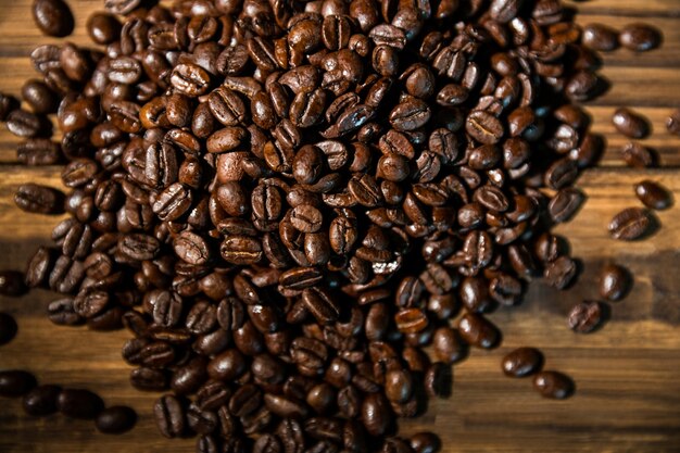 Grains de café sur une table