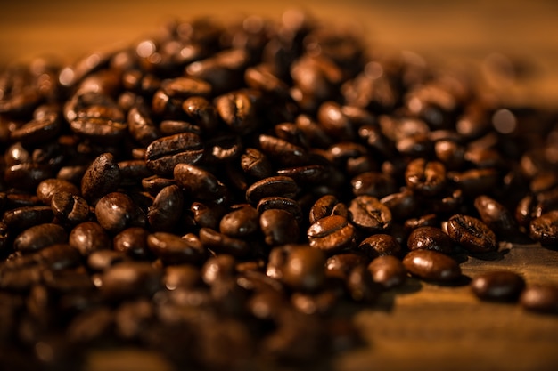 Grains de café sur une table