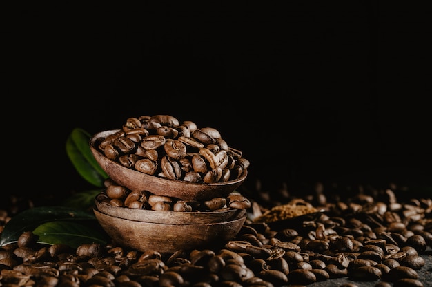 Grains de café avec une tasse de boisson fraîche