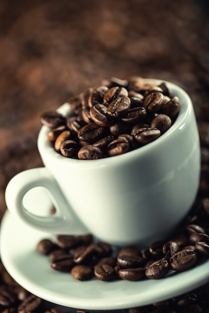 Grains de café. Tasse à café pleine de grains de café. Image tonique