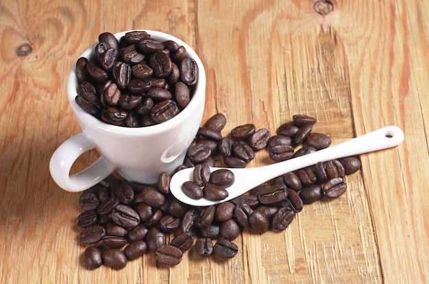 Grains de café en tasse avec cuillère