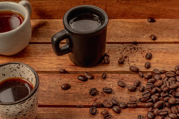 Grains de café et tasse sur un plateau et une table en bois, décoration de café