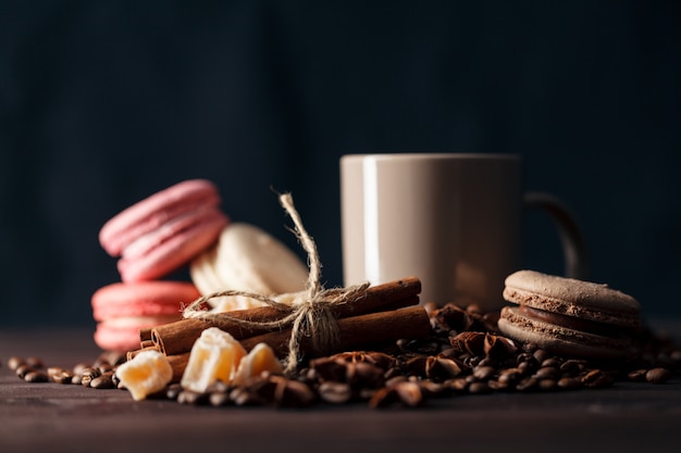 Grains de café en tasse sur table en bois