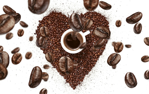 Photo grains de café tombant sur un cœur de grains de café torréfiés