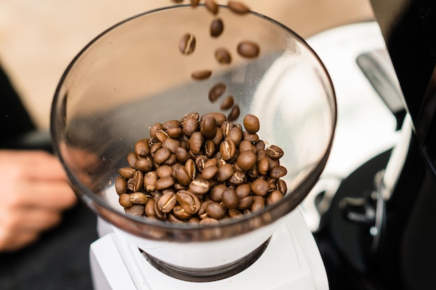 Grains De Café Tombant Dans Un Moulin.