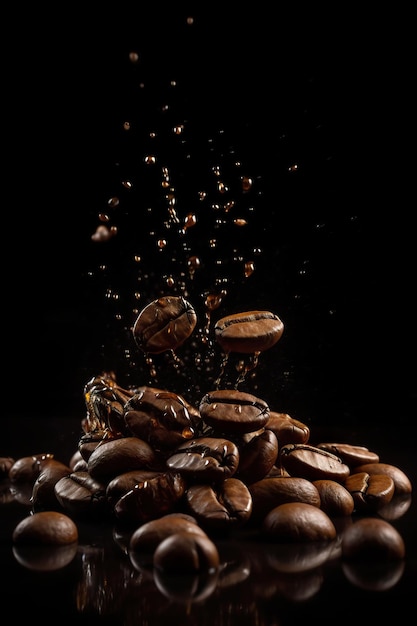 des grains de café tombant sur un fond noir