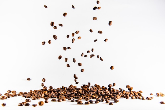 Grains de café tombant