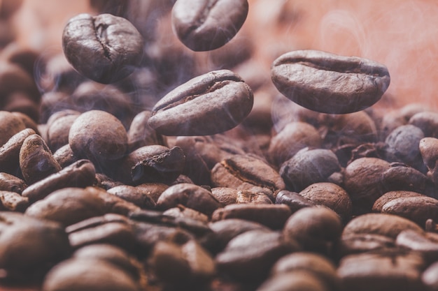 Grains de café en torréfiant des éclaboussures chaudes