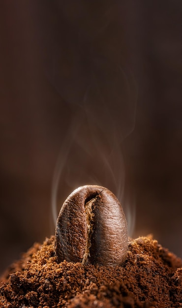 Photo grains de café torréfiés aromatiques au sol et prêts à infuser du café dans des jets de vapeur