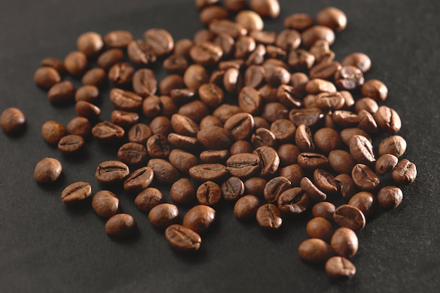 Grains de café torréfiés brun close up