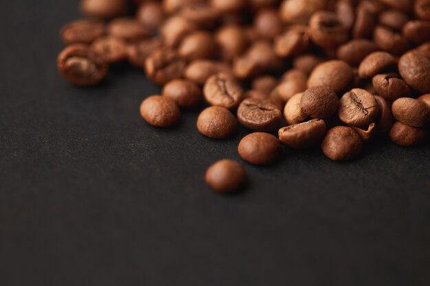 Grains de café torréfiés brun close up