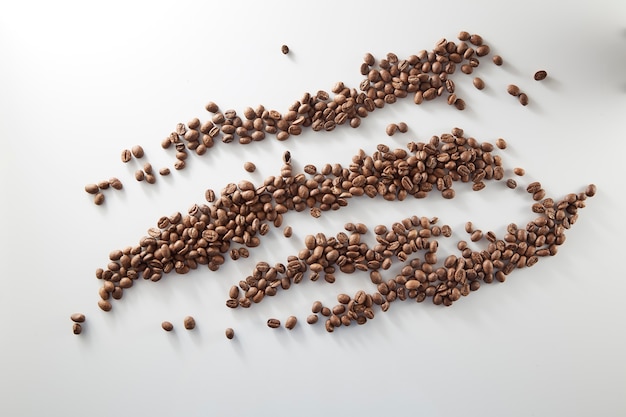 Grains de café torréfiés coulés dans du verre clair