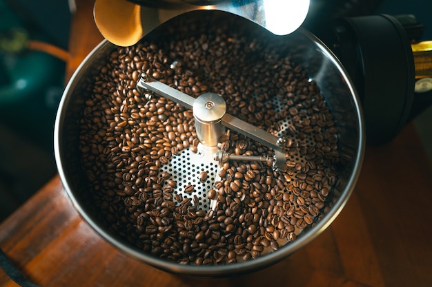 Grains de café torréfiés dans la machine dans un café