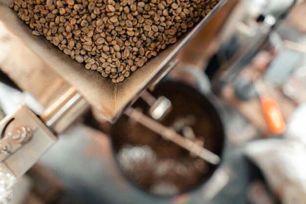 Grains de café torréfiés dans une machine de refroidissementgrains de café fraîchement torréfiés