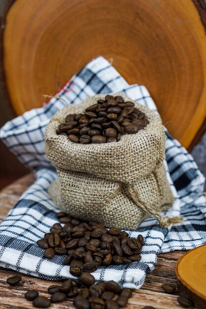 grains de café torréfiés dans le sac de poche