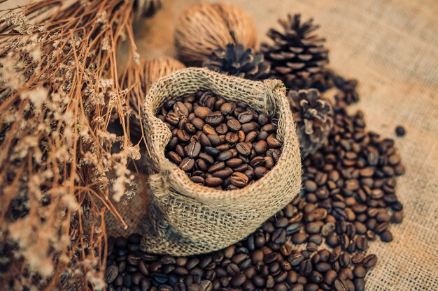 Grains de café torréfiés dans un sac