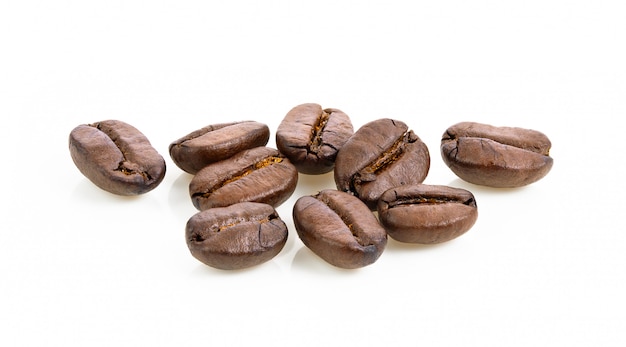 Grains de café torréfiés dans un tableau blanc.